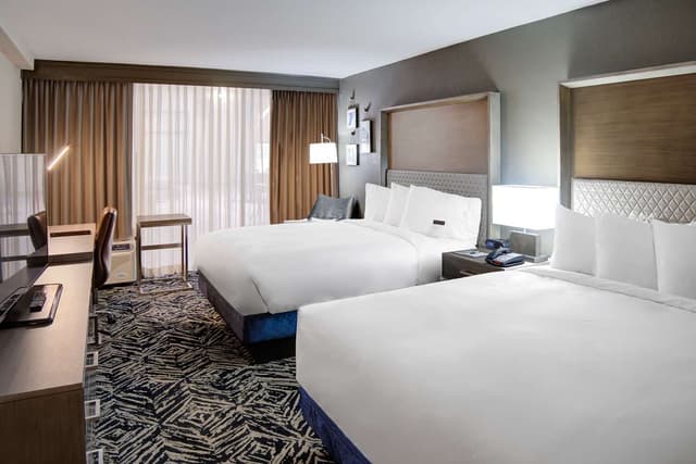 2 QUEEN BEDS HEARING ACCESSIBLE