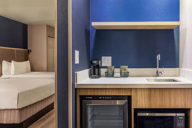 Room, Multiple Beds, Smoking (View)