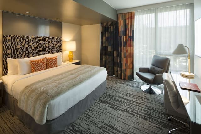 Standard Room, 1 King Bed, Non Smoking (Walk-in Shower)