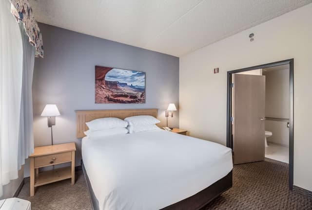 Suite, 1 King Bed, Accessible, Kitchenette