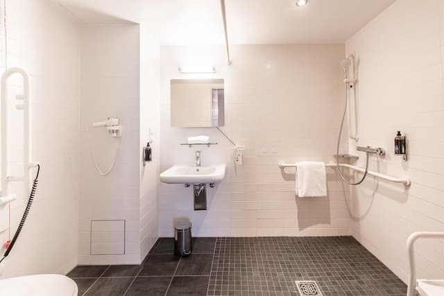 Double Room, Roll-in Shower