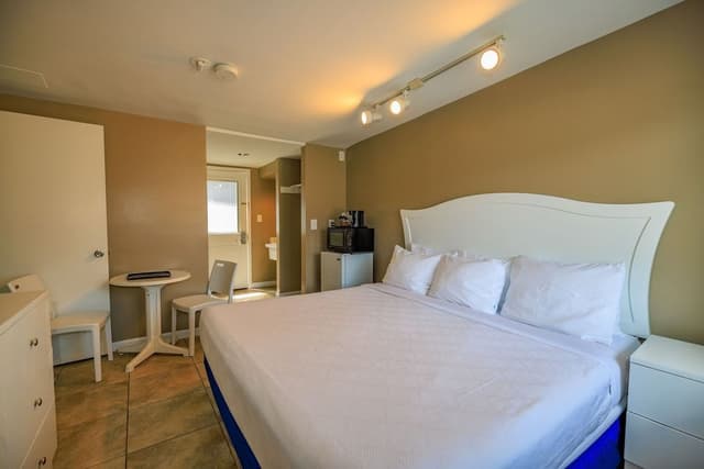 2 Rooms, 2 King Beds
