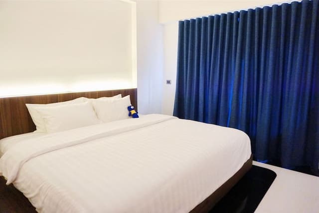 Deluxe King Room with Ensuite Bathroom