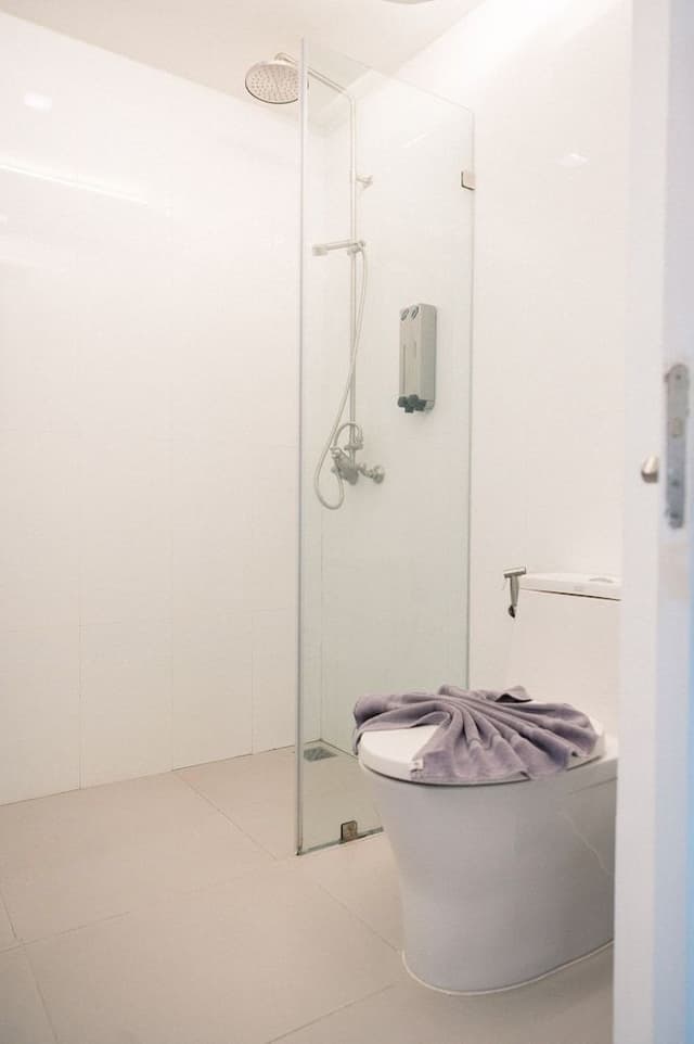 Deluxe King Room with Ensuite Bathroom