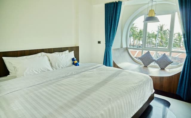 Deluxe King Room with Ensuite Bathroom