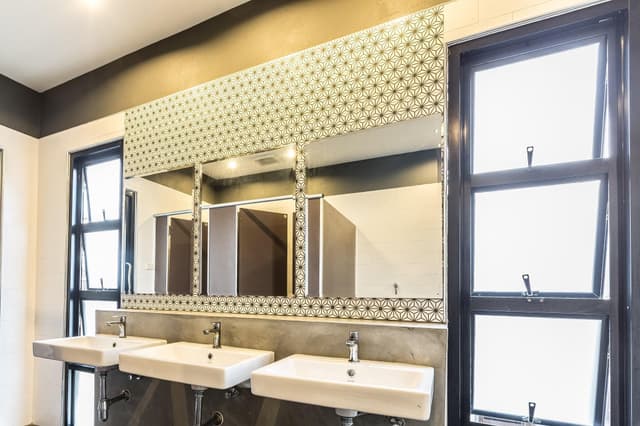 1 Person in 6-Bed Dormitory with Shared Bathroom - Mixed