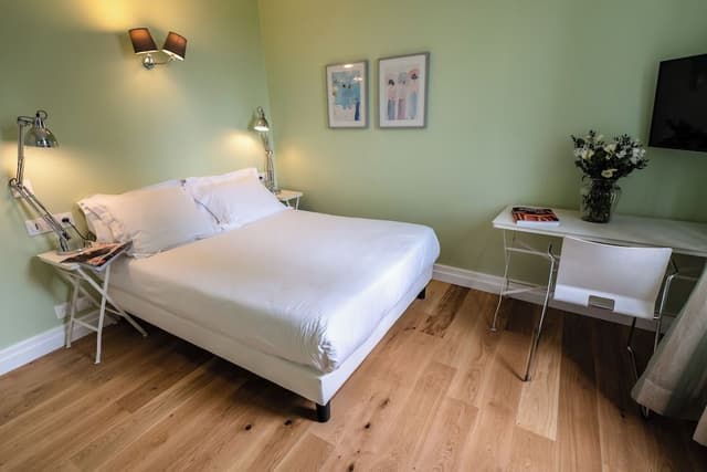 Classic Double Room, Shower