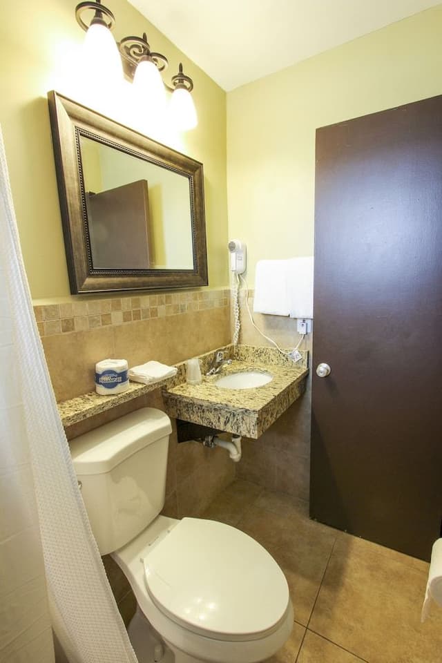 Studio, 2 Queen Beds, Kitchenette, Pool View