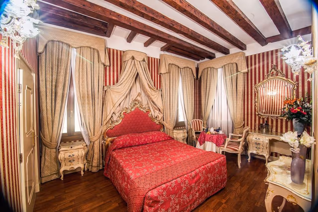 Deluxe Double Room, Canal View