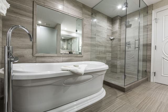 Deluxe Room, 1 King Bed, Jetted Tub