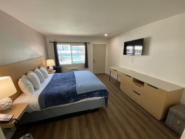 Standard Room, 1 King Bed