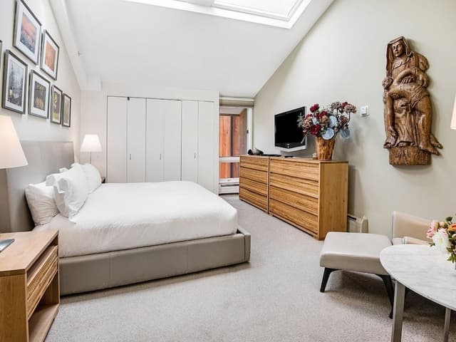 Condo (Lionshead Center)