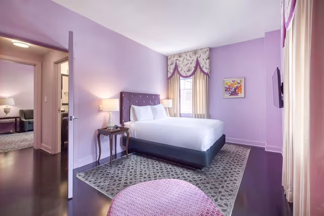 Deluxe Queen Suite