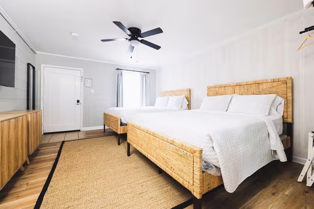 Deluxe Double Room, 2 Queen Beds, Non Smoking, Pets Allowed