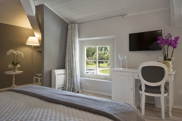 Suite, Jetted Tub