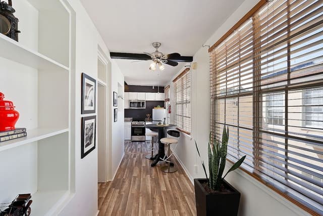 LaSalle #10 - Economy Studio Apartment, Courtyard Views