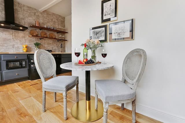 Armstrong #14 - Elite Studio Apartment, Courtyard Views