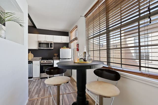 LaSalle #10 - Economy Studio Apartment, Courtyard Views