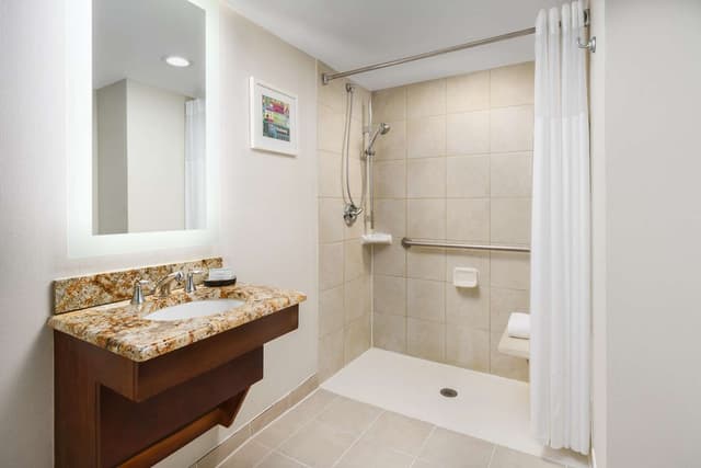 1 KING MOBILITY ACCESS ROLL IN SHOWER NOSMOK