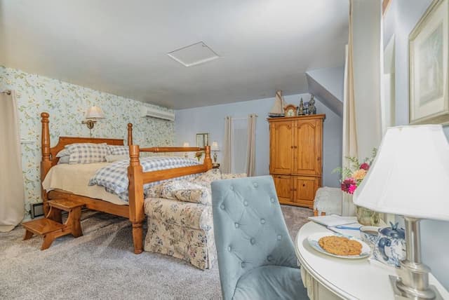 Room, Private Bathroom (Coyle's Hideaway - 3rd Floor)