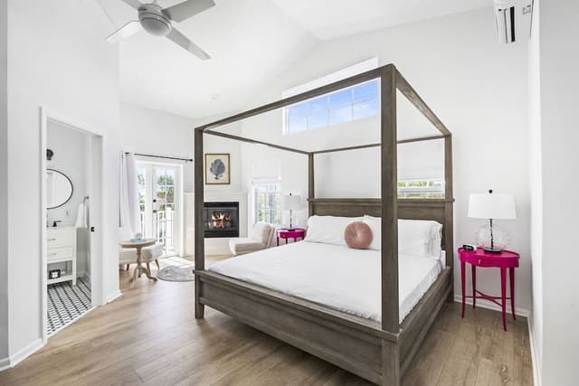 Signature Studio Suite, 1 King Bed, Balcony, Partial Ocean View (Pet Friendly)