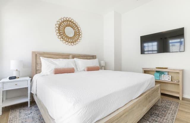 Deluxe Suite, 1 King Bed, Partial Ocean View (Non-Pet Room)