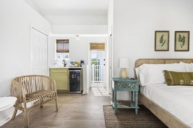 Deluxe Studio Suite, 1 King Bed, Balcony, Partial Ocean View (Non-Pet Room)