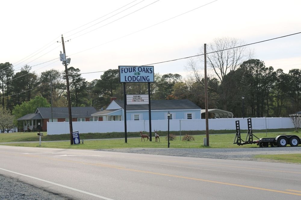 FOUR OAKS LODGING4