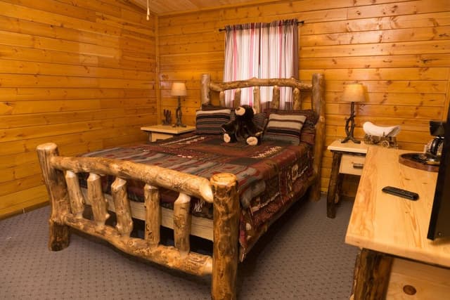 Standard Cabin (1 Queen)