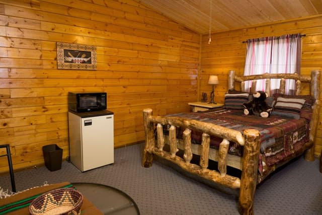 Standard Cabin (1 Queen)