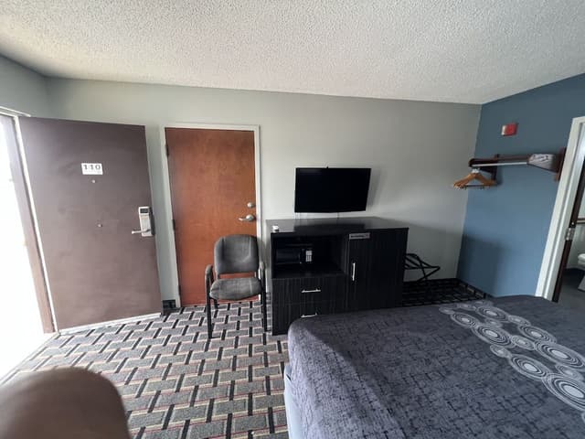 Standard Room, 1 King Bed, Accessible, Non Smoking