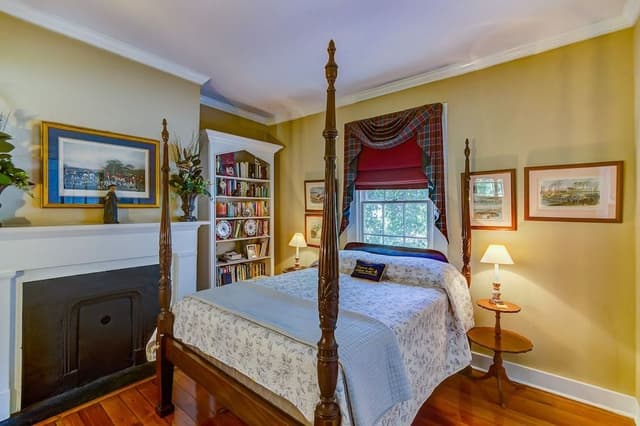 Elite Room, 1 Queen Bed (JM Swords)