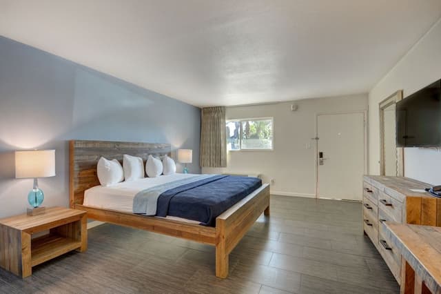 Deluxe Room, 1 King Bed, Accessible