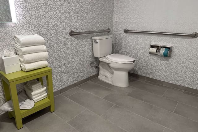 2 QUEENS MOBILITY/HEARING ACCESS TUB SUITE NS