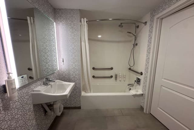 1 KING MOBILITY/HEARING ACCESS W/TUB NONSMOK