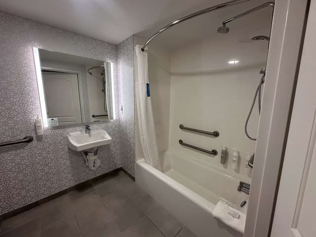 1 KING MOBILITY/HEARING ACCESS W/TUB NONSMOK