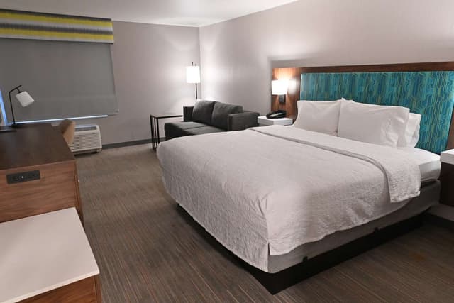 1 KING BED STUDY WITH SOFABED NONSMOKING