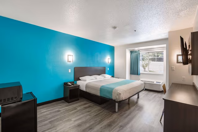 Deluxe Room, 1 King Bed, Non Smoking, Refrigerator & Microwave