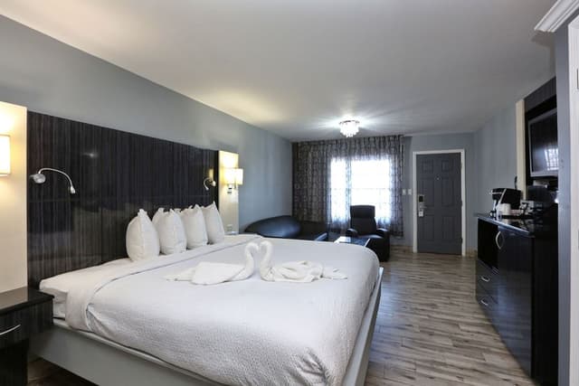 Deluxe Room, 1 King Bed, Bay View