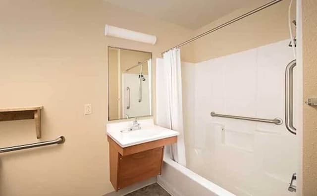 Room, 1 Queen Bed, Accessible, Non Smoking (Bathtub, Sofa)