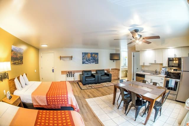 Kitchen Suite, 3 Queen Beds