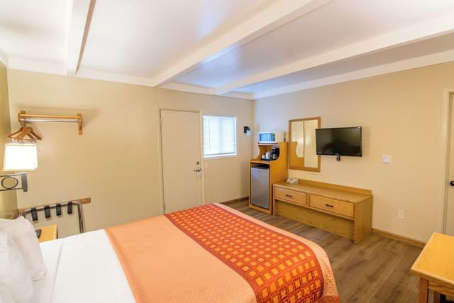 Standard Room, 1 Queen Bed