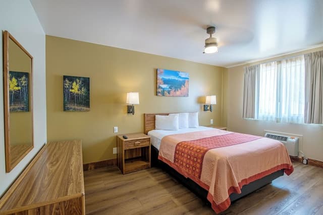 Kitchen Suite, 3 Queen Beds
