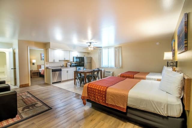 Kitchen Suite, 3 Queen Beds