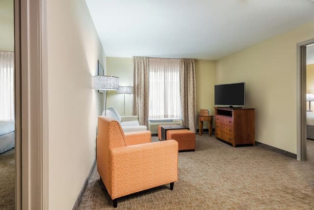 Suite, 2 Bedrooms (1KNG 2QN ACC)