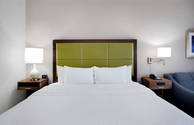 1 KING BED STUDY WITH SOFABED NONSMOKING