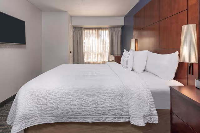 Suite, 2 Bedrooms, Non Smoking, Fireplace (Mobility/Hearing Access, Roll-in Shwr)