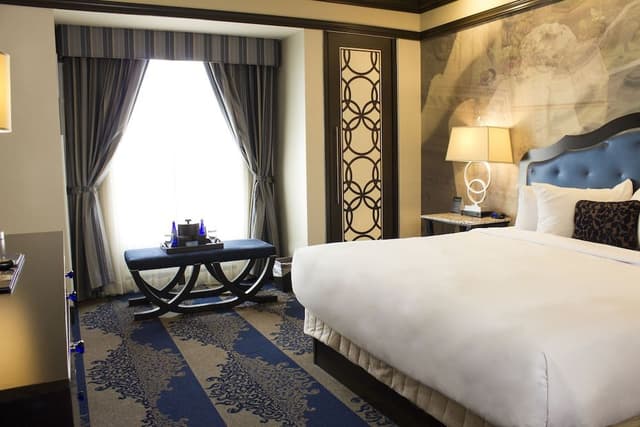 Deluxe Room, 1 King Bed, Track View
