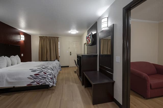 Deluxe Room, 1 King Bed, Accessible, Smoking