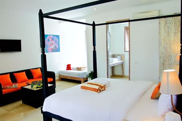 Dolphin Family Room (Pool View)